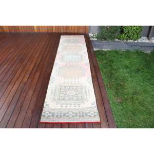 Alfombra Turca de 2.4x10.4 pies, Alfombra Vintage de Lana con Diseño Floral en Blanco y Gris - Product Image 1