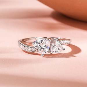 Bague de fiançailles en platine avec deux diamants taille émeraude par Jeulia - Product Image 4