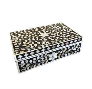 Boîte de rangement décorative artisanale en bois de luxe moderne de qualité supérieure, incrustée de nacre, avec motif floral gravé, forme personnalisable - Product Image 1