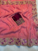 Sari en soie douce et texturée avec broderie assortie et blouse Pires à broderie contrastante.