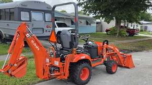 ข้อเสนอพิเศษเฉพาะช่วงเวลาจำกัด รถแทรกเตอร์อเนกประสงค์ Kubota BX23S พร้อมรถตักและรถขุดดิน ดีเซล ขับเคลื่อน 4 ล้อ คุณภาพพรีเมียม เกรดเชิงพาณิชย์ ใช้งานน้อย - Product Image 5