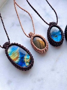 Collier en macramé à prix de gros, pierres de labradorite, 17x25 mm environ, forme ovale, couleur noire, sertissage à la main, pour elle - Product Image 6