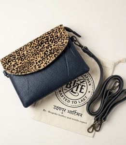 BOLSO BANDOLERA CON ESTAMPADO DE LEOPARDO, Bolso Bandolera de Cuero Genuino con Solapa con Estampado de Leopardo, Mini Bolso de Moda para Todas las Temporadas - Product Image 1