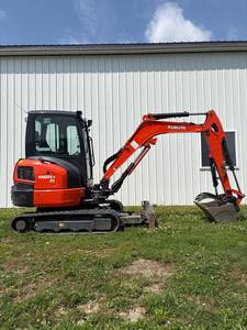 Mini-excavatrice sur chenilles Kubota KX033-4 d'occasion en parfait état, 3,5 tonnes, excavatrice hydraulique compacte pour la construction agricole - Product Image 2