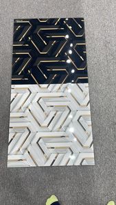 Experimente la combinación perfecta de estilo y resistencia con nuestras baldosas de porcelana de alto brillo de 600x600, con calidad de grado AAA. - Product Image 4