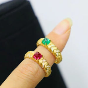 Anillo delicado de diseño único para mujer - Product Image 1