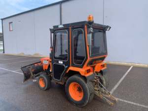 Tracteur à roues Kubota B7100 35 CV pour les exploitations agricoles, tracteur à chenilles avec composants principaux : moteur, pompe à engrenages, boîte de vitesses - Product Image 6
