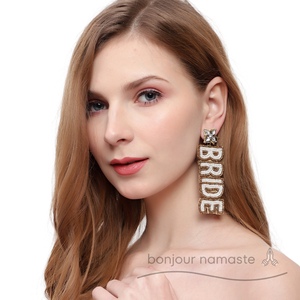 Bonjouur Namaste Pendientes colgantes de novia Piedra Blanca Dorada | Joyería nupcial de lujo para el día de la boda | Accesorios nupciales al por mayor - Product Image 1