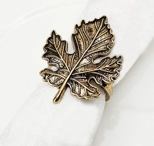 Anneaux de serviette finis gravés en laiton rustique feuille d'or en relief Design anneau de serviette fait à la main en laiton antique - Product Image 1