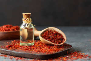 Huile essentielle de safran 100% naturel de qualité cosmétique disponible au meilleur prix et compétitif et dans un emballage de 25kg et 180kg - Product Image 3