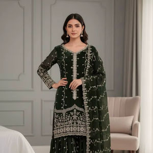 Présentation de la nouvelle collection de créateurs Fendy, haut et bas en soie brodée avec des sequins, dupatta brodé avec des sequins - Product Image 1