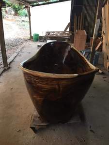 อ่างอาบน้ำไม้เรซิ่นแบบตั้งพื้น รุ่นโมเดิร์น ยี่ห้อ SOUL TIMBER ลดราคาพิเศษ ผลิตจากไม้สวรแท้ 100% พร้อมที่ระบายน้ำ ขนาดใหญ่ รองรับ 2 ที่นั่ง พร้อมที่วางแขน - Product Image 2