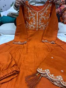 Nuevo y Hermoso Traje Anarkali de 3 Piezas, Completamente Cosido, con Bordado y Lentejuelas, Estilo Pakistaní - Product Image 6