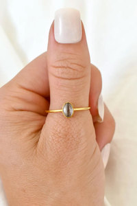 แหวนพลอยโรสควอตซ์ทรงรีขนาด 8x10 มม. แบบล็อค วินเทจ ตัวเรือนเงินแท้ชุบทอง ประดับเพชร IGI Certified สำหรับทุกเพศ รุ่น HARI OM - Product Image 4