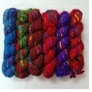 Hilo de seda Sari muy bonito hecho a medida en varios colores hecho de fibras de seda Sari recicladas disponibles en madejas de 100 gramos - Product Image 3