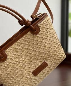 กระเป๋าถือสานทรงถังชายหาด: กระเป๋าสะพายข้างสไตล์โบฮีเมียน สายปรับได้ - Product Image 1