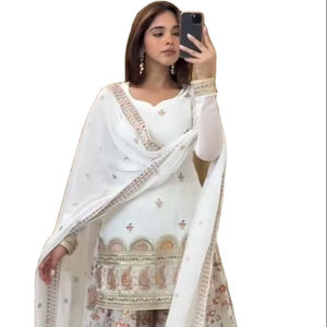 Listo para Comprar: Nuevo y Moderno Sari Estilo Bollywood + Blusa para Mujer con Tela de Viscosa, Proveedor Indio para Compradores Genuinos - Product Image 1