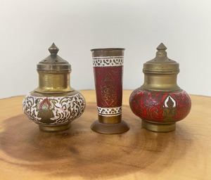 Juego de sal y pimienta de latón de diseño tradicional con grabado intrincado y aberturas amplias para un uso diario cómodo - Product Image 2