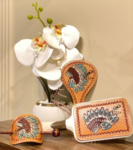 Western Cowgirl Vanity Set Mano Tooled Cuero Mujeres Accesorio para el cabello Palillo para el cabello Espejo cosmético Cepillo de cuero Mujeres Juegos de regalo - Product Image 1