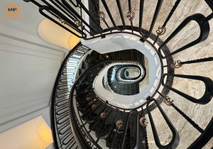 Rampe d'escalier en fer forgé écologique KHP, intérieure, durable, finition enduite de poudre, facile à installer pour les escaliers d'appartement. - Product Image 3