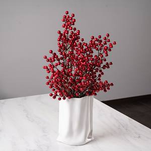 Ramas Navideñas Sintéticas de 60 cm con Bayas Verdes Brillantes, Guirnaldas y Coronas Elegantes para Decoración Festiva del Hogar - Product Image 6