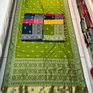 Saris en soie Dola de créateur modernes en gros, avec embellissements Siroski Latkan étincelants, légers, infroissables, réversibles, pour les fêtes - Product Image 1