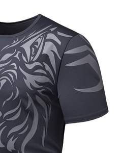 เสื้อยืดออกกำลังกายผู้ชายสีเทาเข้มผ้าโพลีเอสเตอร์แบบรัดรูป พิมพ์ลายสิงโตแบบด้าน แขนสั้น สำหรับเล่นกีฬาและฟิตเนส - Product Image 2
