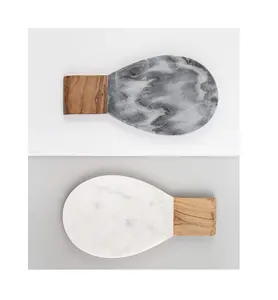 Sandaran sendok marmer unik berwarna marmer abu-abu dan putih berbeda dengan pegangan kayu peralatan dapur bulat