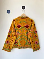 Manteau Suzani en coton floral d'hiver fait main avec techniques de broderie, veste respirante style bohème matelassée à broderie indienne