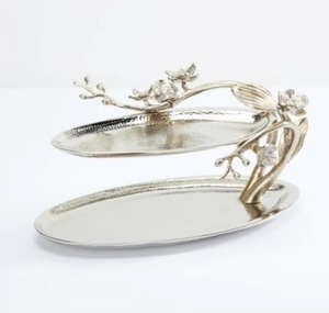 El formato de varios niveles fomenta la presentación creativa de alimentos, lo que hace que cada comida se sienta especial y preparada con cuidado. Fabuloso plato metálico de varias capas. - Product Image 2