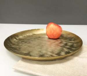 Bandeja de servicio de aluminio de latón dorado redonda hecha a mano moderna nueva llegada para frutos secos merienda postre servir para boda de Ramadán - Product Image 1