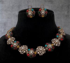 Conjunto de collar de diseñador con aspecto de piedras de moissanita chapadas en oro de la mejor calidad con pendientes para colección de ropa de boda para mujer - Product Image 2