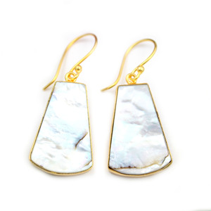 Lujo elegante blanco natural madre de perla forma elegante chapado en oro colgante pendiente para mujer Joyería Al por mayor para la India - Product Image 1