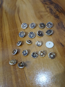 กระดุมลายควายฮอร์น20มม. สำหรับเสื้อผ้าผู้ชายและผู้หญิงกระดุมสไตล์ฮวงจุ้ยรูปสัตว์แบบสั่งทำสีได้จากโรงงาน - Product Image 2