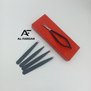 Pince à épiler sourcils noire mate à pointe inclinée en acier inoxydable avec logo personnalisé pour l'épilation des sourcils et les soins personnels - Product Image 4