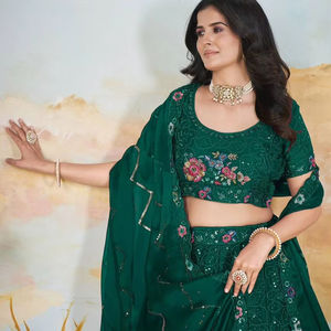 Diseñador Color Verde Lehenga Choli con Hermosa Blusa - Product Image 1