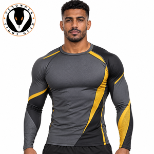 Rashguard moderne pour hommes, respirant, écologique, séchage rapide, alliant confort et performance, construction flexible, athlétique - Product Image 1