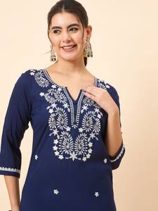 Femmes ethnique bleu motifs ethniques brodés col cranté Kurta avec pantalon indien pakistanais salwaar kameez - Product Image 4