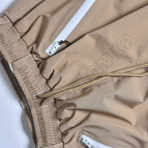 Pantalones de Nieve Acolchados Estilo Super Holgado en Color Beige con Acabado Impermeable, Bolsillos con Cremallera Segura y Puños Ajustables en las Piernas - Product Image 3