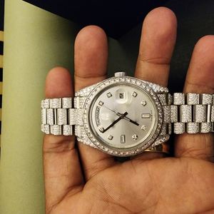 Découvrez des montres de luxe en diamant avec mouvement à quartz japonais, chiffres uniques et style luxueux. - Product Image 4