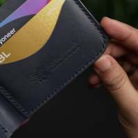 Dompet Kulit Asli Tanpa Lapisan (Full-Grain) Buatan Tangan No.80 Slim Handmade Fair Trade, Jahitan Tangan Gaya Prancis, Model Bifold untuk Pria (Warna Navy)
