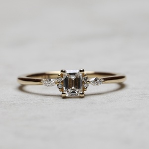 Anillo de compromiso de moissanita de corte esmeralda de 8x6mm con Marquesa y piedras laterales redondas | Joyería nupcial elegante - Product Image 1