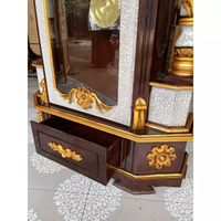 Horloge à pendule de luxe en verre carré avec porte en marbre, gravures dorées, style moderne du milieu du siècle, écologique, affichage numérique