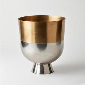 Jardinière en métal bicolore rustique et polie apportant la nature à l'intérieur avec une touche de charme artistique industriel - Product Image 6