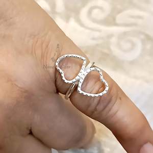 Bague double cœur en argent sterling 925, élégante et minimaliste, incrustation artisanale, bijou de promesse avec bande de cœur connectée - Product Image 1