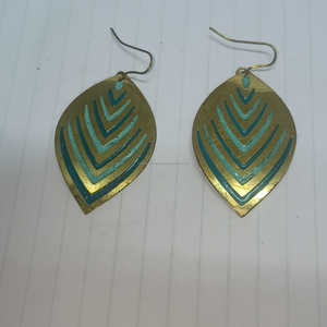 Boucles d'oreilles en laiton impression florale indienne plaqué or multi-forme charme fait à la main en métal mode boucles d'oreilles haute couture - Product Image 4