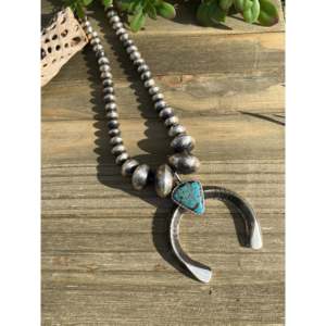 Collier Azelia Lewis Squash Blossom en turquoise et moissanite avec chaîne à maillons motif « Montagne Orageuse » en argent sterling - Product Image 4