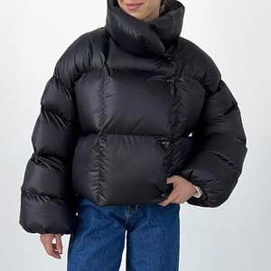 Vente en gros Veste rembourrée moelleuse de haute qualité pour femmes-Manteau d'hiver matelassé court et chaud avec capuche amovible et col montant - Product Image 4