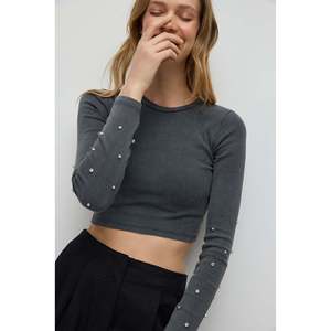 T-shirt à manches ornées de perles et de pierres - Product Image 4