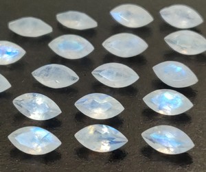 พลอยหลวมสีรุ้งมูนสโตนเจียระไนเหลี่ยมเพชรพลอย7X14มม. สีฟ้าฉูดฉาดคุณภาพดี - Product Image 2